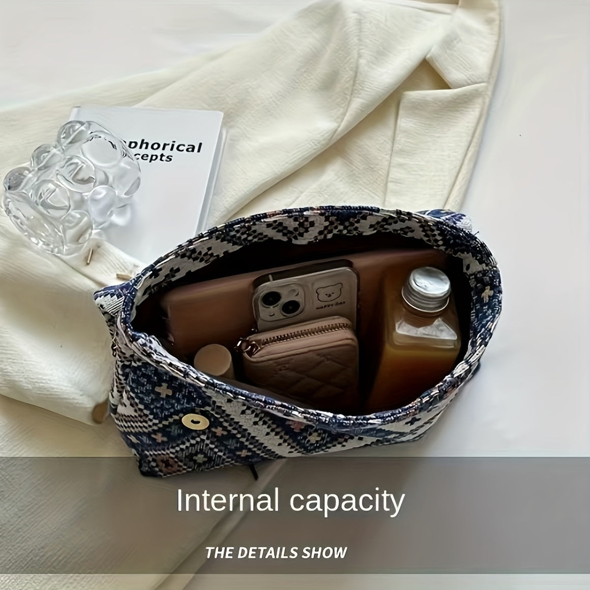 Ayollar uchun rang-barang geometrik yelka sumkasi, sozlanadigan tasma, magnit yopilishi, buklanadigan etnik uslub va polyester astar bilan.