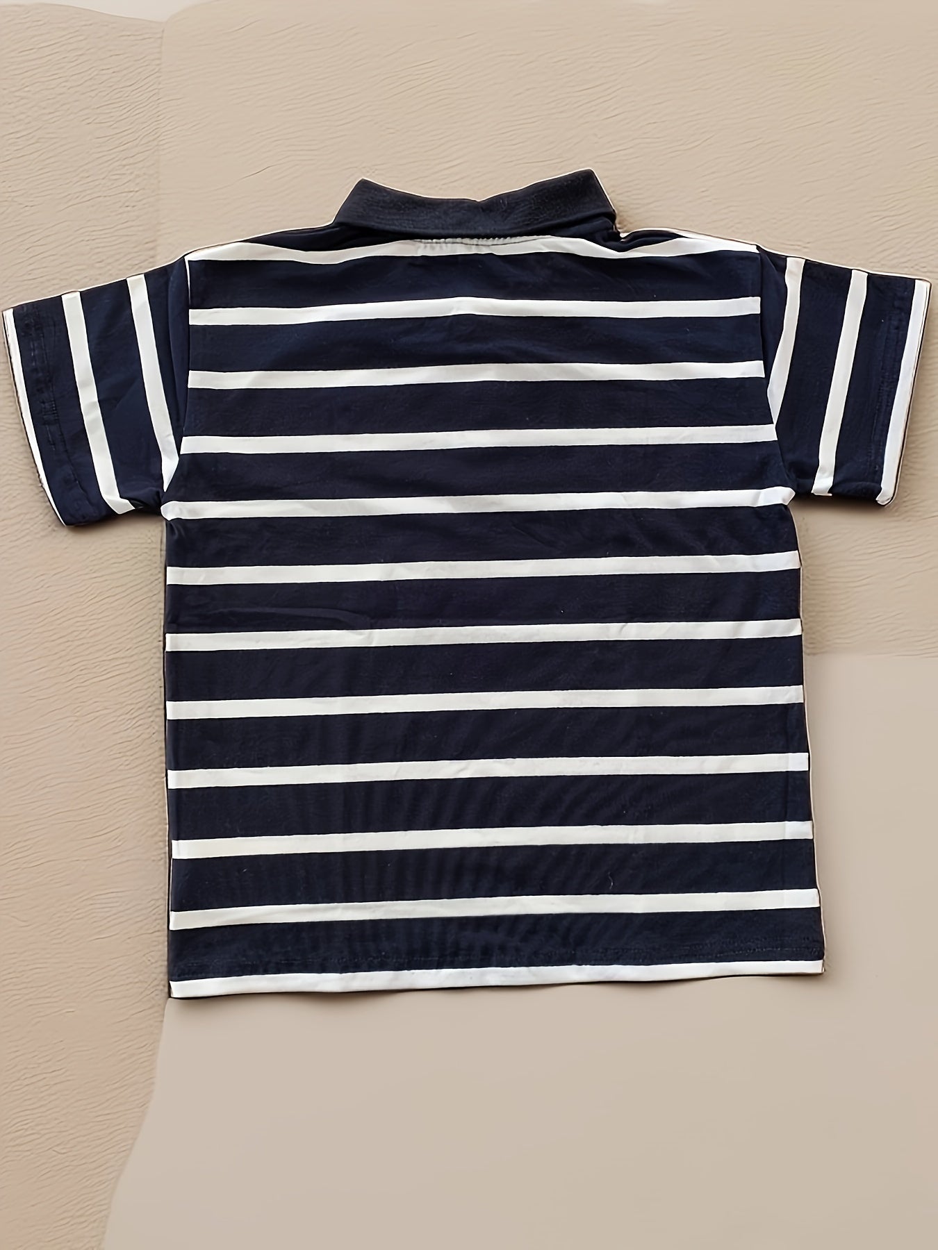 Yoz uchun mukammal, nafas oladigan polyester aralashmasidan yasalgan bolalar uchun chiziqli ko'ylaklar.