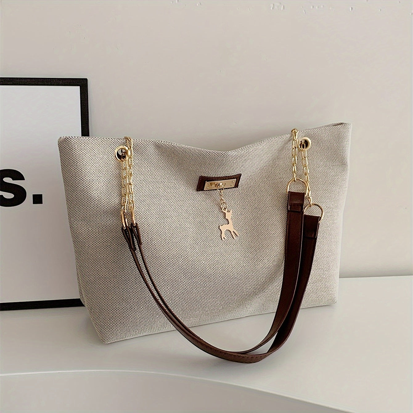 Сумка-тоут из полиэстера для женщин с подвеской в виде оленя, регулируемым ремнем, застежкой на молнии, окрашенными краями и стилем мессенджера.