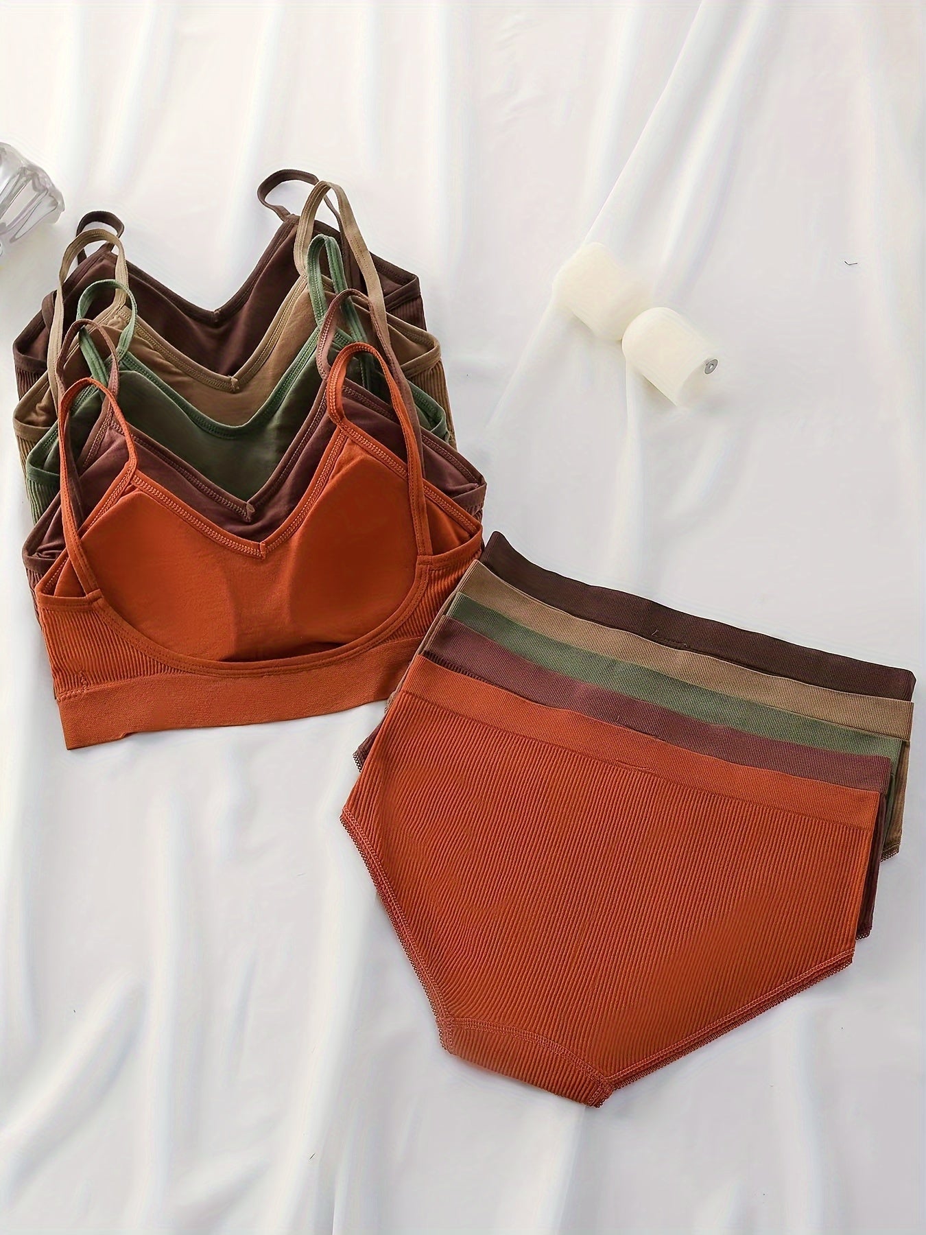 5-детальный комплект женского нижнего белья: топ с рифленой текстурой и трусики.