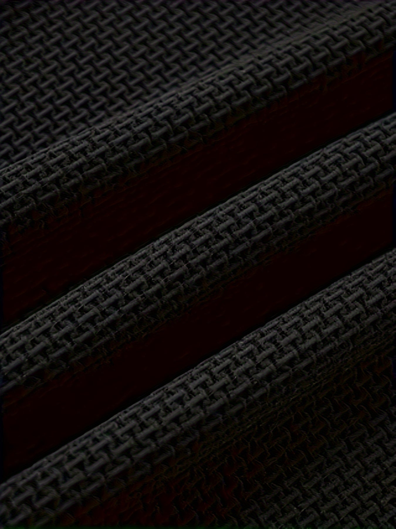 Yoz uchun nafas oladigan kattalar o'lchamidagi erkaklar uchun krujka bo'yinli futbolka, bir rangli, oddiy mos kelish.