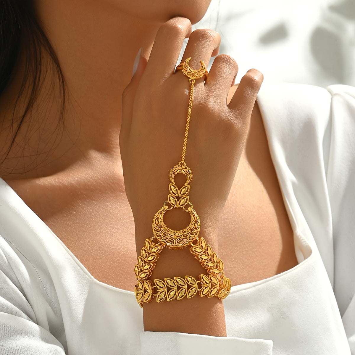 Ayollar uchun mis va oltin qoplangan bo'sh bug'doy shaklidagi oy dizayni bilan bezatilgan taqinchoq, to'ylar va rasmiy tadbirlar uchun