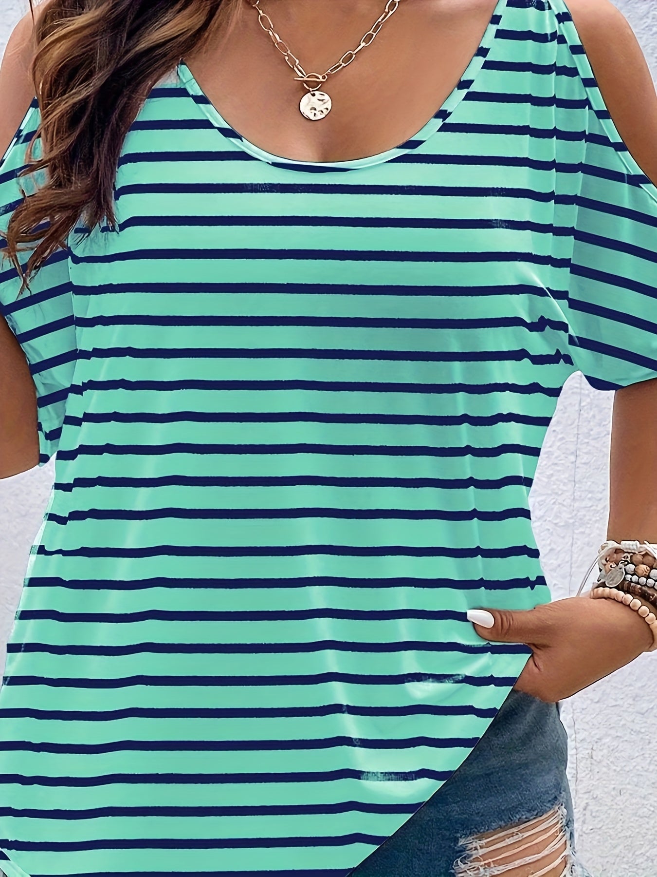 Camiseta casual de rayas con hombro descubierto para mujer de tallas grandes