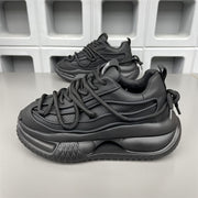 Erkaklar uchun sport uslubidagi krossovkalar, bir rangli, pastki qismi bog'ichli dizayn, qulay ichki mato, mustahkam PVC taglik va kundalik kiyish va yugurish uchun mato ichki taglik.