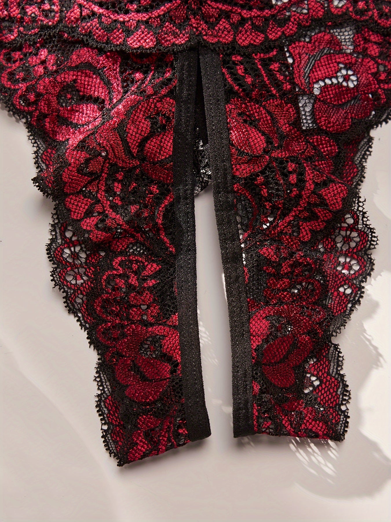 Ayollar uchun ko'p rangli dantelli, qizg'in kontrastli kesish bilan qilingan ichki kiyim.