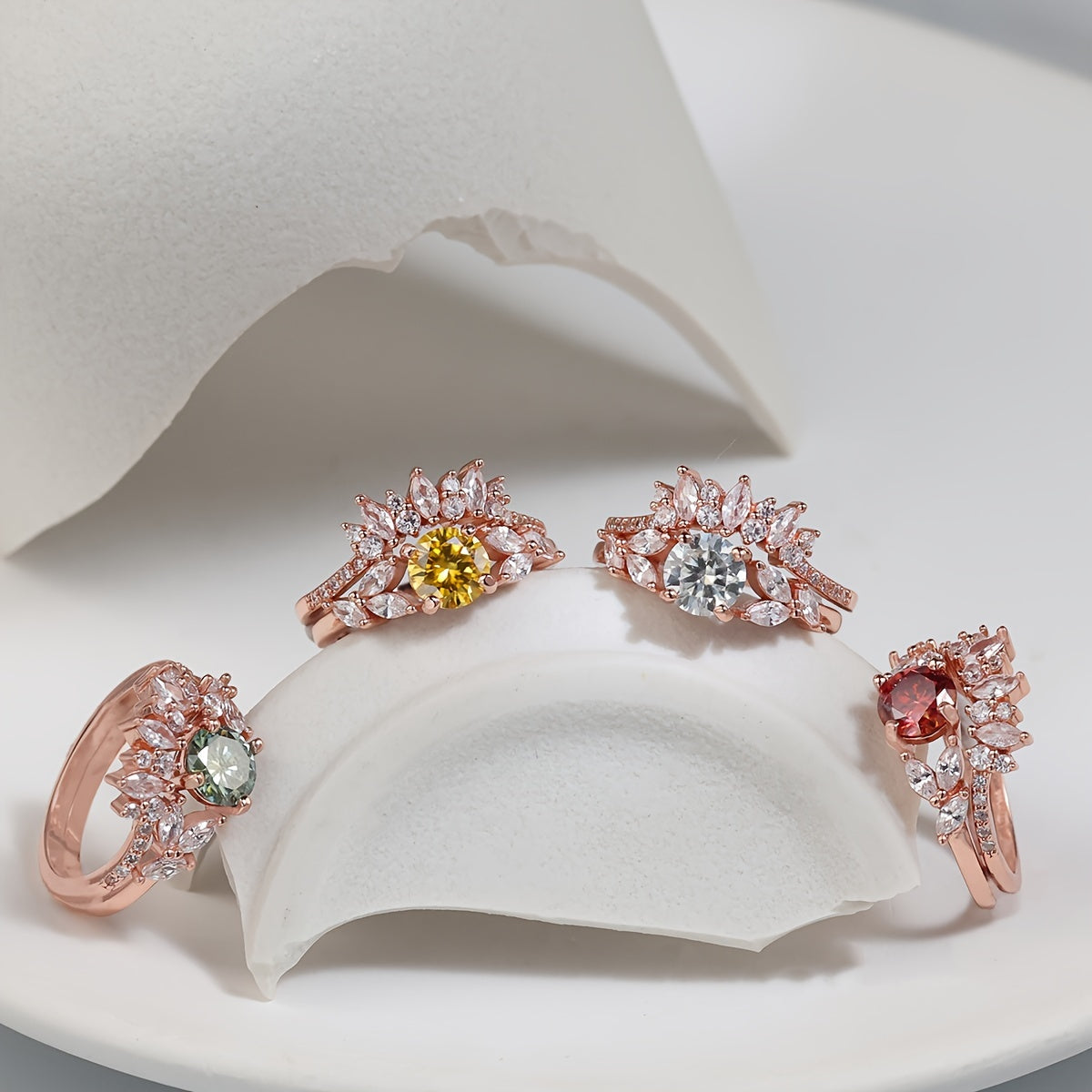 Выберите из ассортимента высококачественных обручальных колец с моиссанитом из стерлингового серебра 925 пробы различных цветов для помолвки или свадьбы. Эти кольца станут отличным подарком для женщин, в комплекте с сертификатом и подарочной коробкой.