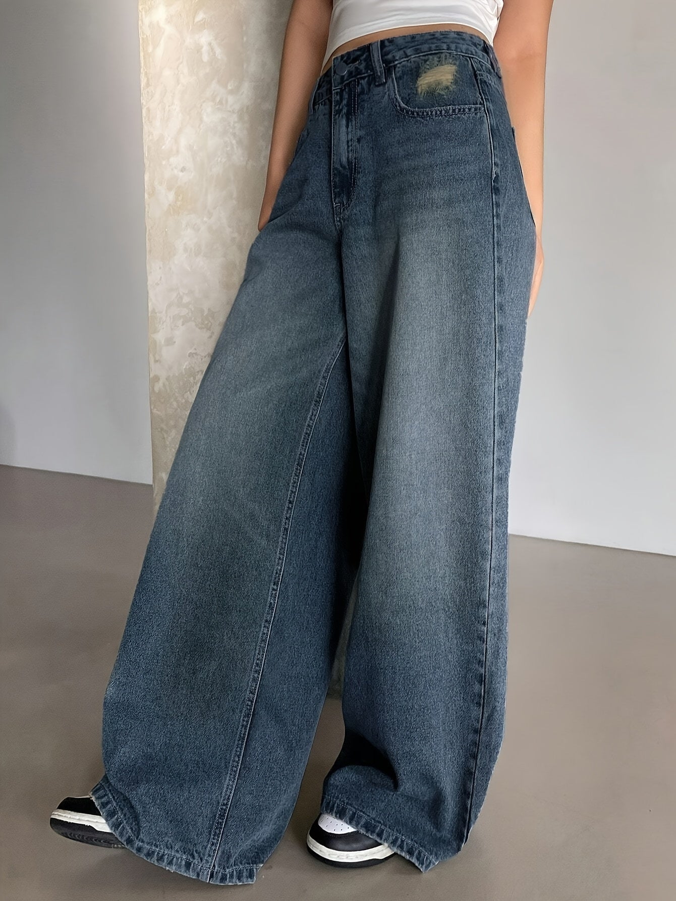 Винтажные выстиранные голубые широкие джинсы для женщин с свободным кроем, высокой талией, застежкой на молнии и пуговице, изготовленные из стрейч-денима для элегантного ретро-стиля. Идеально подходят для повседневной носки с высокой прочностью.