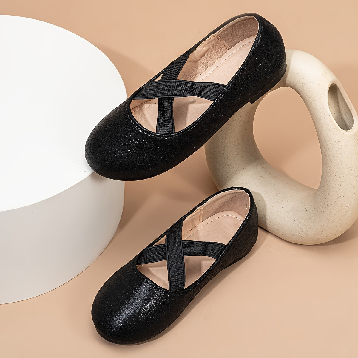 Qizlar uchun elastik xoch shaklidagi bog'ichlari bo'lgan balet poyabzallari