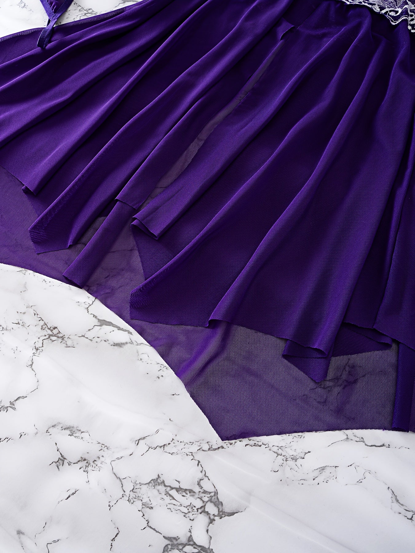 Ayollar uchun poliester va elastan aralashmasidan tayyorlangan nafis dantel halter top tunika va ichki kiyim to'plami. Qattiq rang, bog'ich detali, ko'krak pad yoki kamar yo'q bo'lgan to'qilgan mato bilan ajralib turadi.