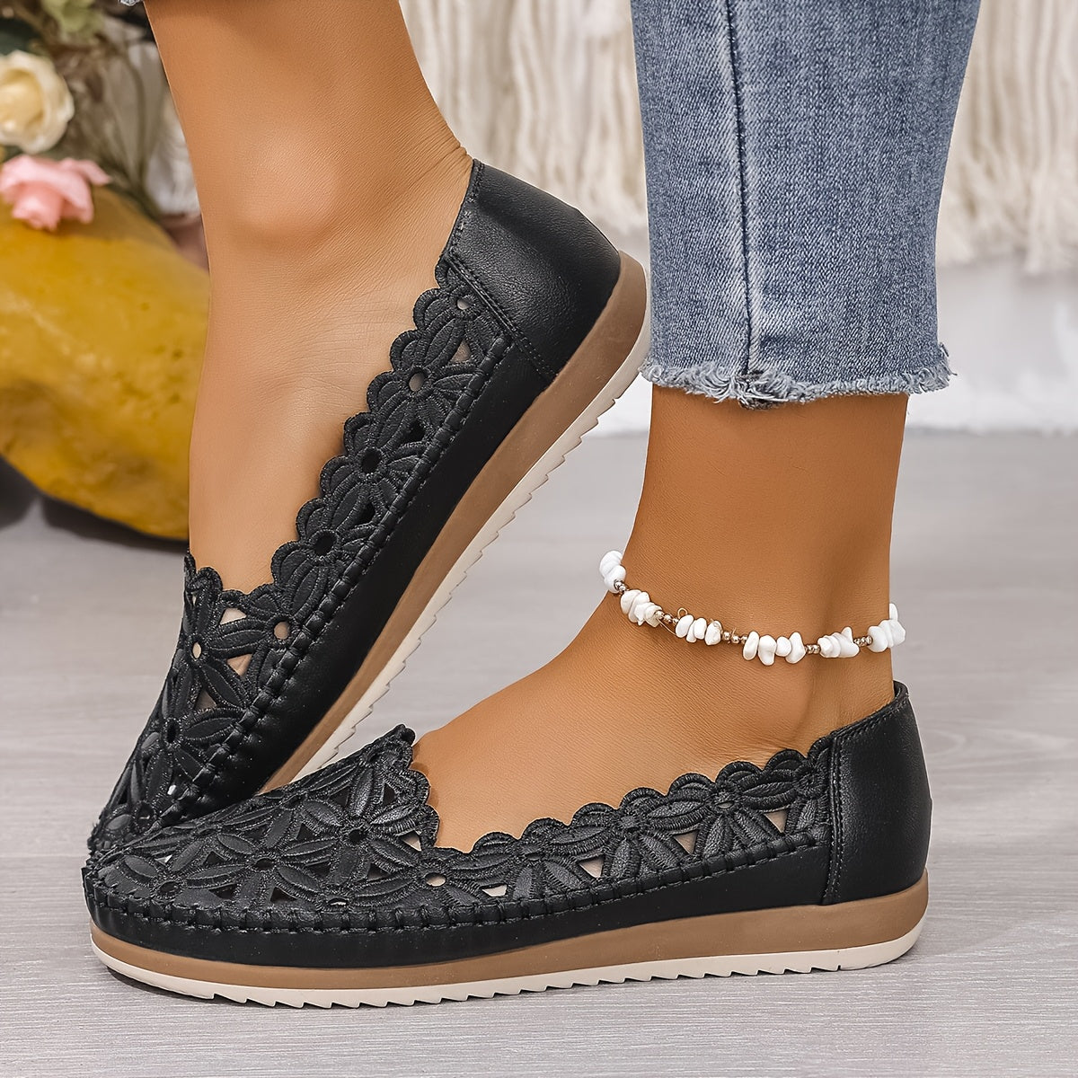 Ayollar uchun tikilgan gul naqshli slip-on balet tuflisi, nafas oladigan kesimlar bilan