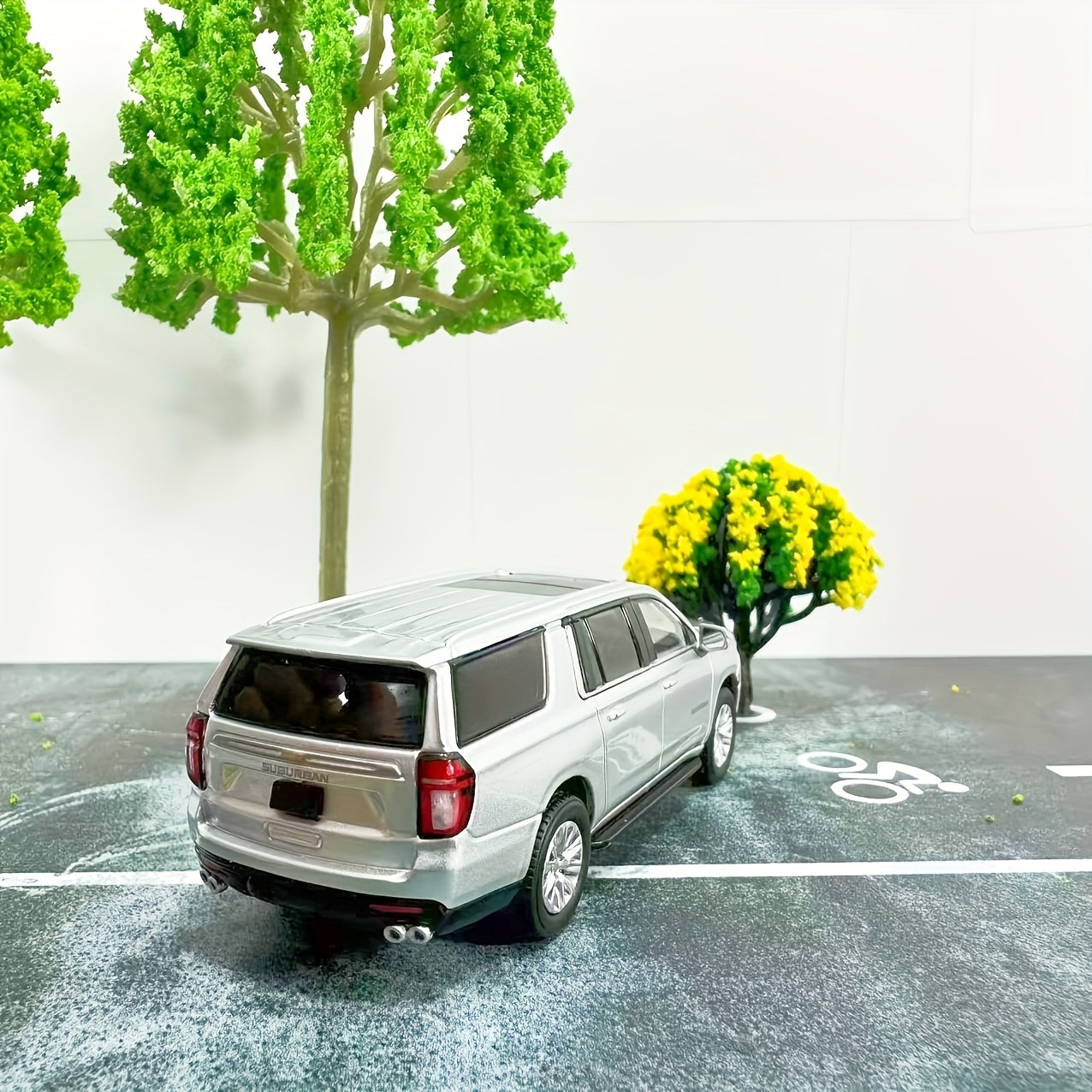 Coche de juguete para niños, modelo de aleación para Chevrolet Suburban SUV, clásico, de fundición a presión, coleccionable