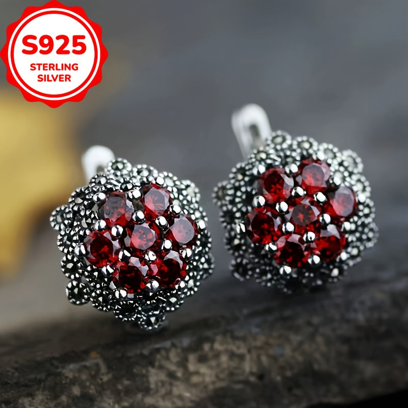 "Sterling Silver Garnet Stud Earrings with Vintage Flower Design, Black Accent Stones, and Synthetic Zirconia. Gipoallergen quloq ignasi, Yuqori sifatli zargarlik sovg'asi - 4.0g"