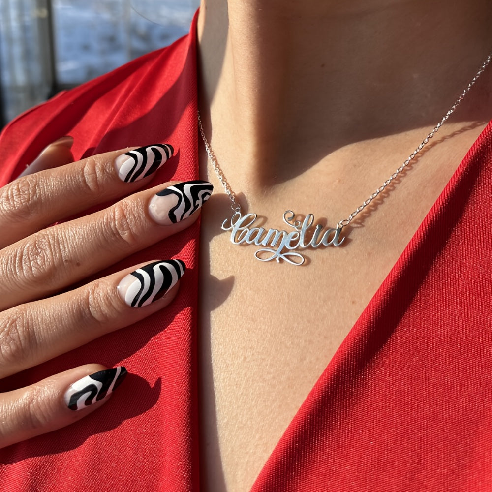 Chiroyli tayyorlangan zanglamas po'latdan yasalgan ismli marjon, Onalar uchun maxsus zargarlik, Chic bohem uslubi, Har kuni yoki maxsus tadbirlar uchun mukammal, O'ylangan Onalar kuni sovg'asi, Bohem elegansiyasi, Zamonaviy va nozik, Bayram mavsumi ilhomi