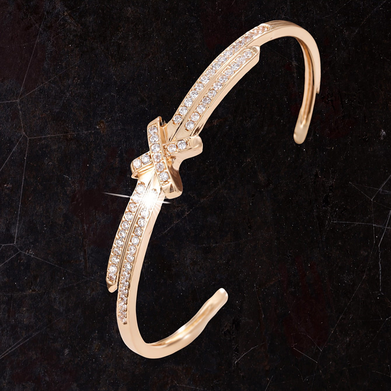 Стильный крестик-браслет с регулируемой посадкой и сверкающим кубическим цирконием - изысканный, но минималистичный вид для женщин, идеален для повседневной носки или особых случаев.