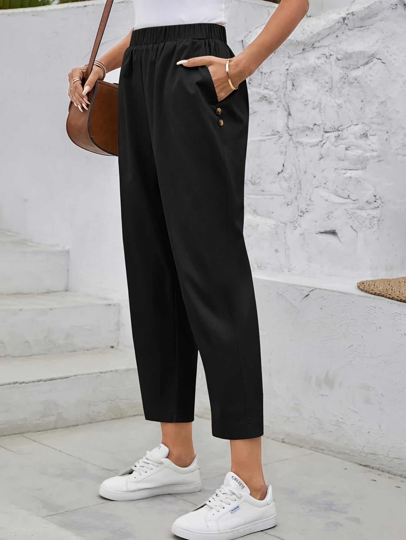 Ayollar uchun maroon rangli toraytirilgan shimlar, yuqori bel bilan, ikki cho'ntakli. Polyesterdan tayyorlangan, mashinada yuvish mumkin. Kuz modasi uchun ideal. Ayollar uchun bir rangli shimlar.