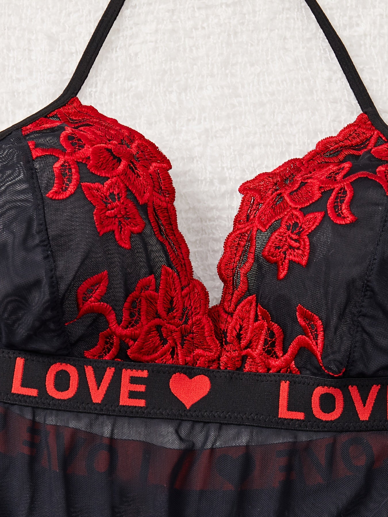 Ayollar uchun tikanli tarmoq libosi bilan bezatilgan gul naqshli va yurak shaklidagi kamarli libos