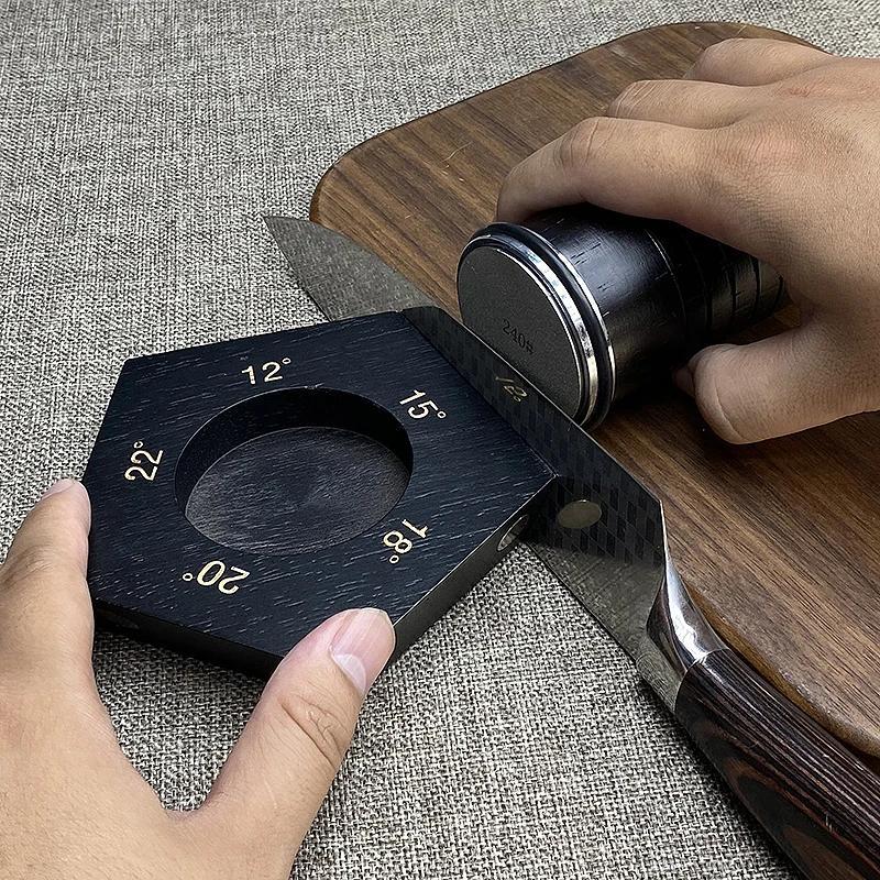 12°, 15°, 18°, 20°, 22° burchaklarda qattiqlangan olmos bilan to'ldirilgan qo'lda oshxona pichog'i silliqlash vositasi. Batareyalar kerak emas. Bardoshli konstruktsiya.