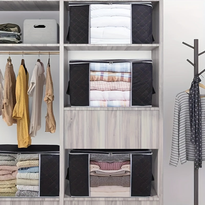 Uyning shkafida kiyim, ko'rpa-to'shak, o'yinchoqlar va yotoq to'shaklarini tartibga solish uchun mustahkam tutqichli uchta 90L saqlash sumkasi.