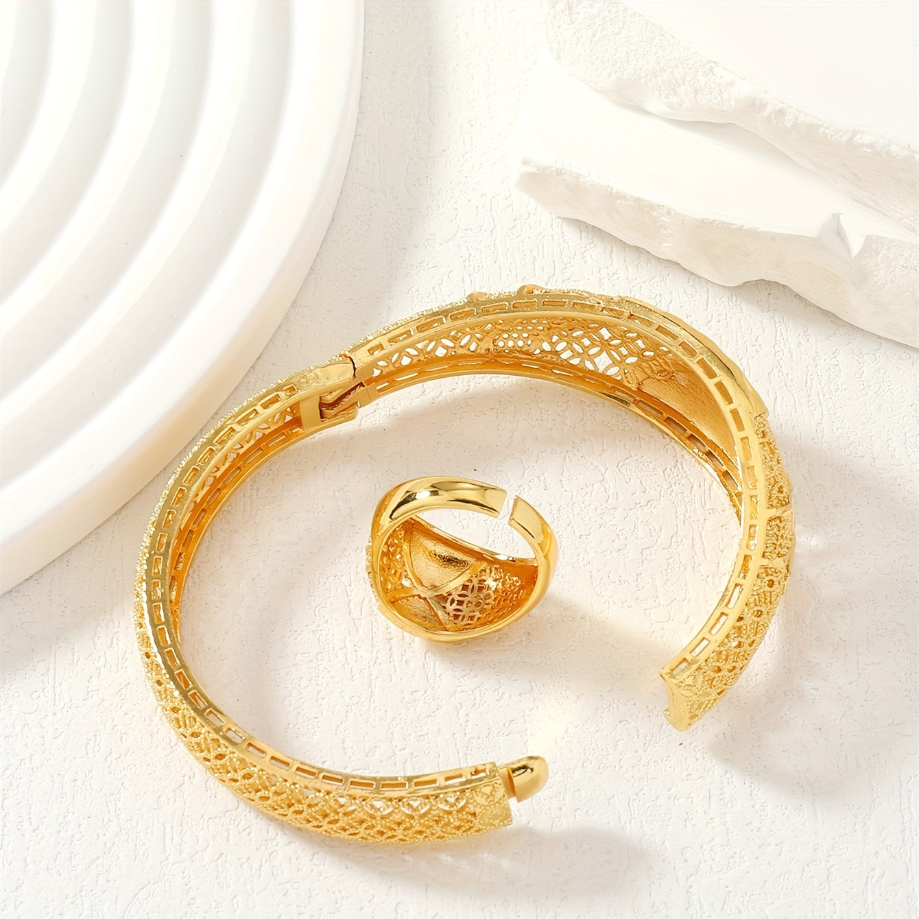 Потрясающий винтажный комплект украшений из меди с 24-каратным золотым покрытием - включает широкий браслет и кольцо с изящной вырезкой, идеально подходит для женщин в любое время года, идеально для особых случаев, таких как свадьбы и банкеты.