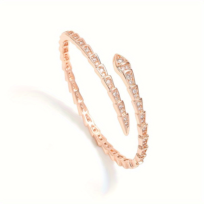 "Ilon shaklidagi zamonaviy ochiq bilaguzuk, porloq kubik zirkonlar bilan bezatilgan - ayollarning tasodifiy kiyimlari uchun oddiy, lekin nafis moda aksessuar"