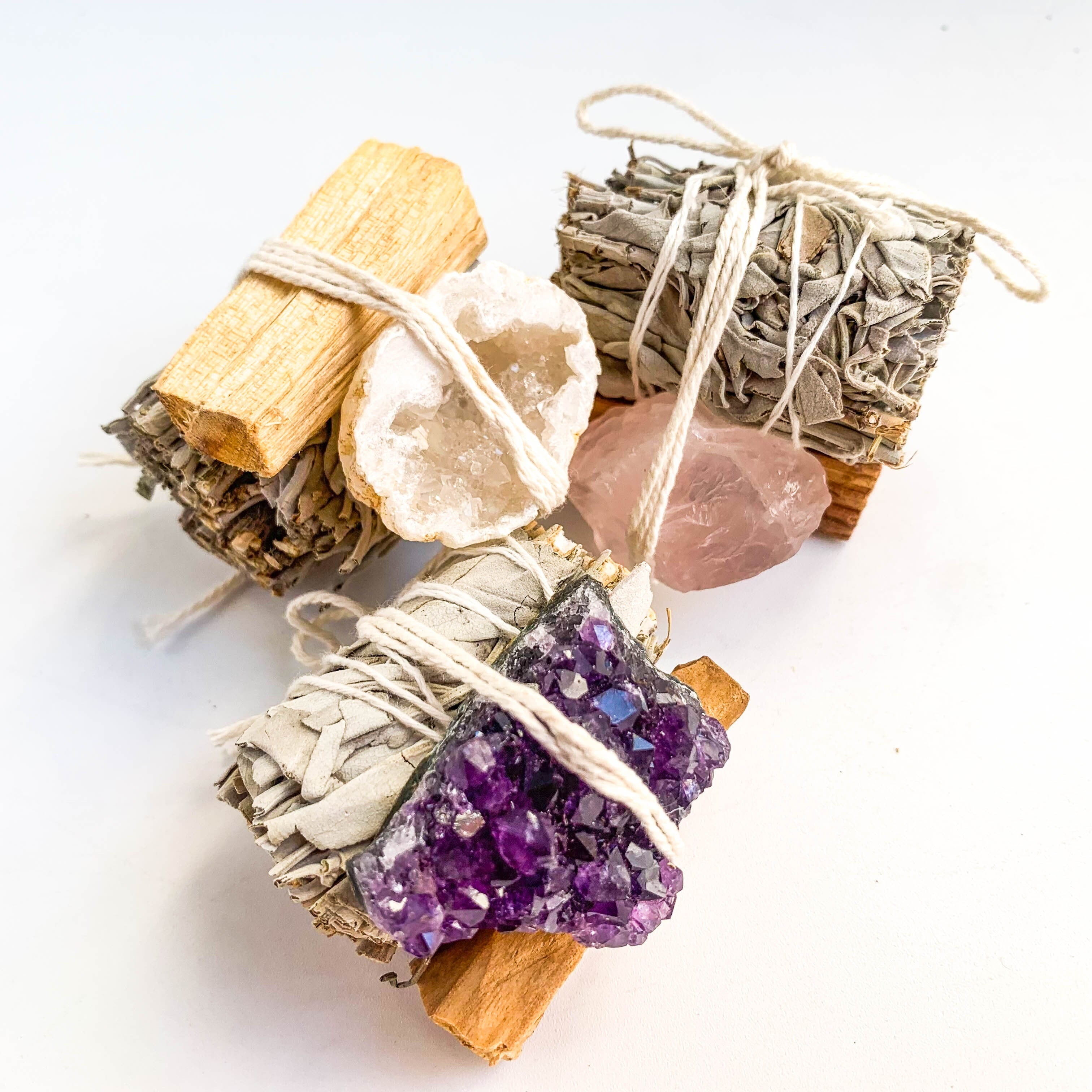 Conjunto de varita de limpieza energética de cristal de roca natural con varita de amatista, selenita y salvia blanca