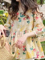 Blusa de mujer con estampado floral en amarillo con mangas largas y cuello redondo