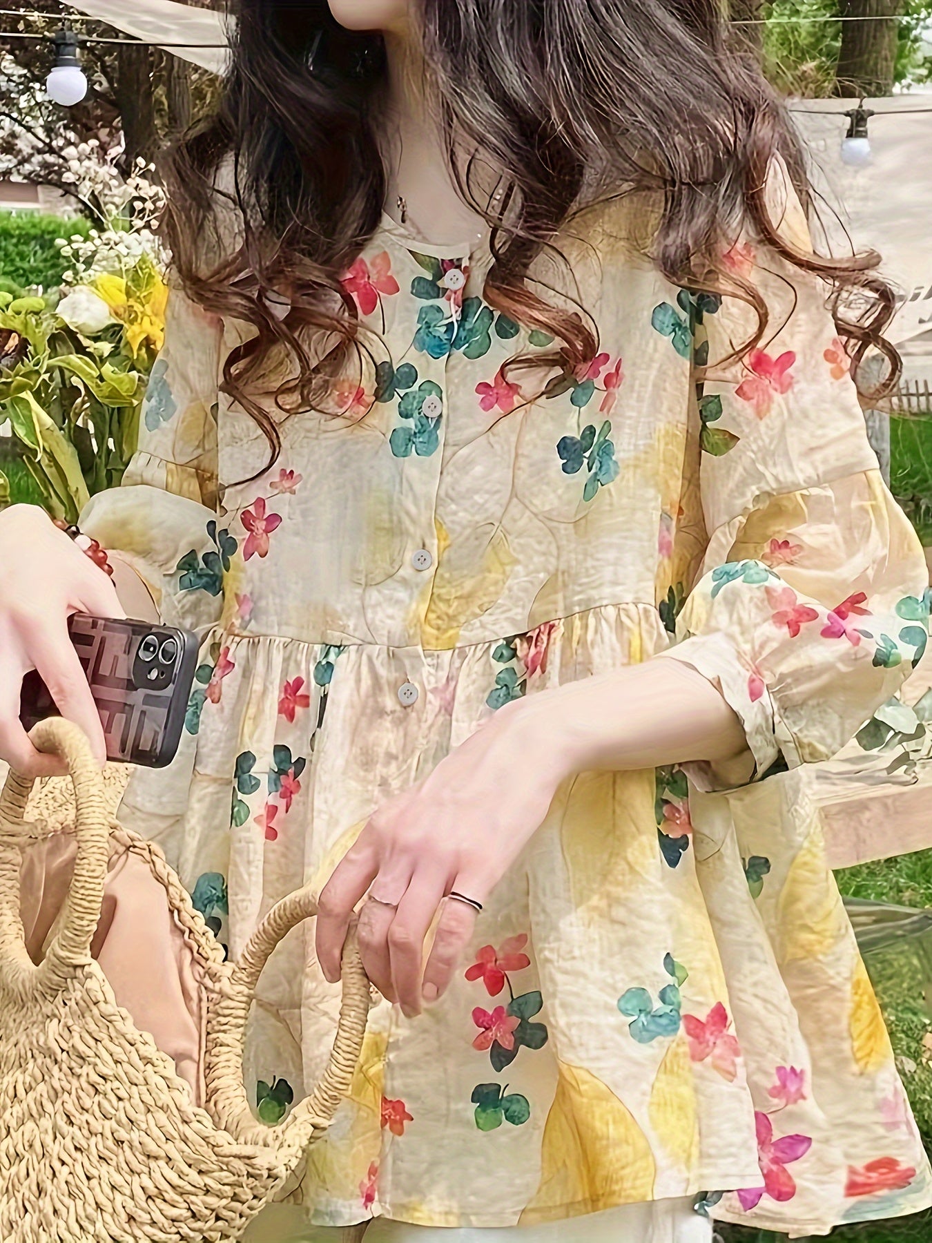 Blusa de mujer con estampado floral en amarillo con mangas largas y cuello redondo