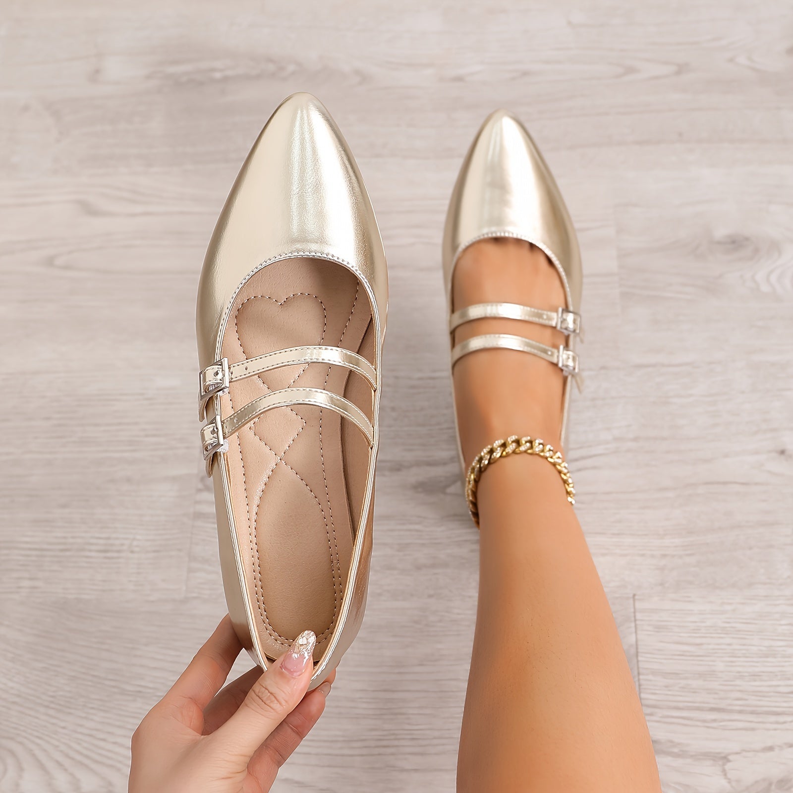 Ayollar uchun qizil pointed Mary Jane tuflisi, burqoq va havoli chokeri bilan