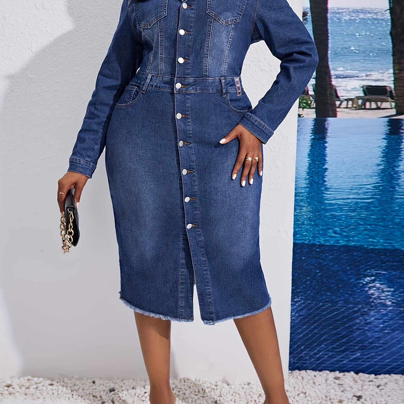 Kiki Angel plus-size denim midi ko'ylakni tugmachali old qismi, yaka yelkalari va qirralari yirtilgan dizayni bilan taklif etadi. Paxta aralashmasidan tayyorlangan, bu bir rangli tunika tasodifiy uslub uchun mukammaldir.