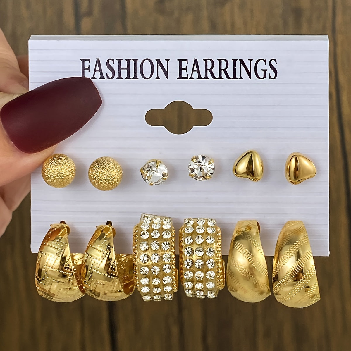 Punk uslubidagi 6 juft metall sirg'alar to'plami, tuzilgan va yurak shaklidagi studlar bilan. Rynostonlar va zanglamaydigan po'latdan yasalgan. Kundalik va bayram kiyimlari uchun mos. Ajoyib sovg'a.