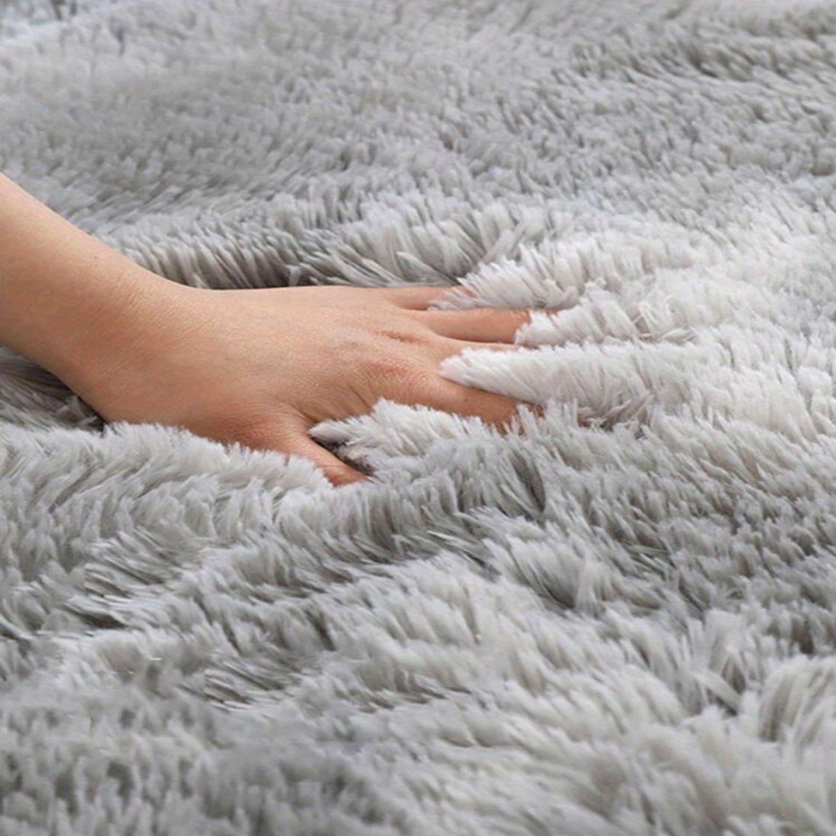 O'z makoningizni 1 dona Zamonaviy Oddiy Tie-dye Uzun Pile Gilam bilan ko'taring. Bu yumshoq va qulay gilam formaldehid va har qanday o'ziga xos hiddan xoli. U to'kilmaslik va so'nmaslik xususiyatlariga ega bo'lib, quyidagi turli joylar uchun ideal:
