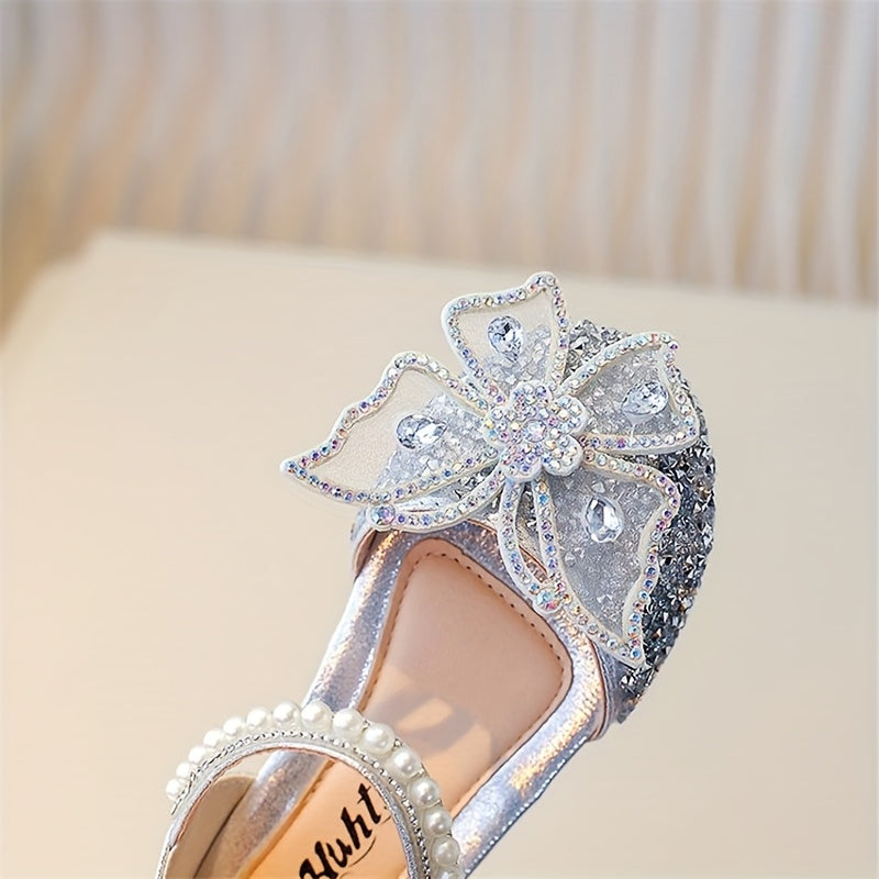 Qizlar uchun soxta marvarid va payetka bezaklari bilan sandallar.