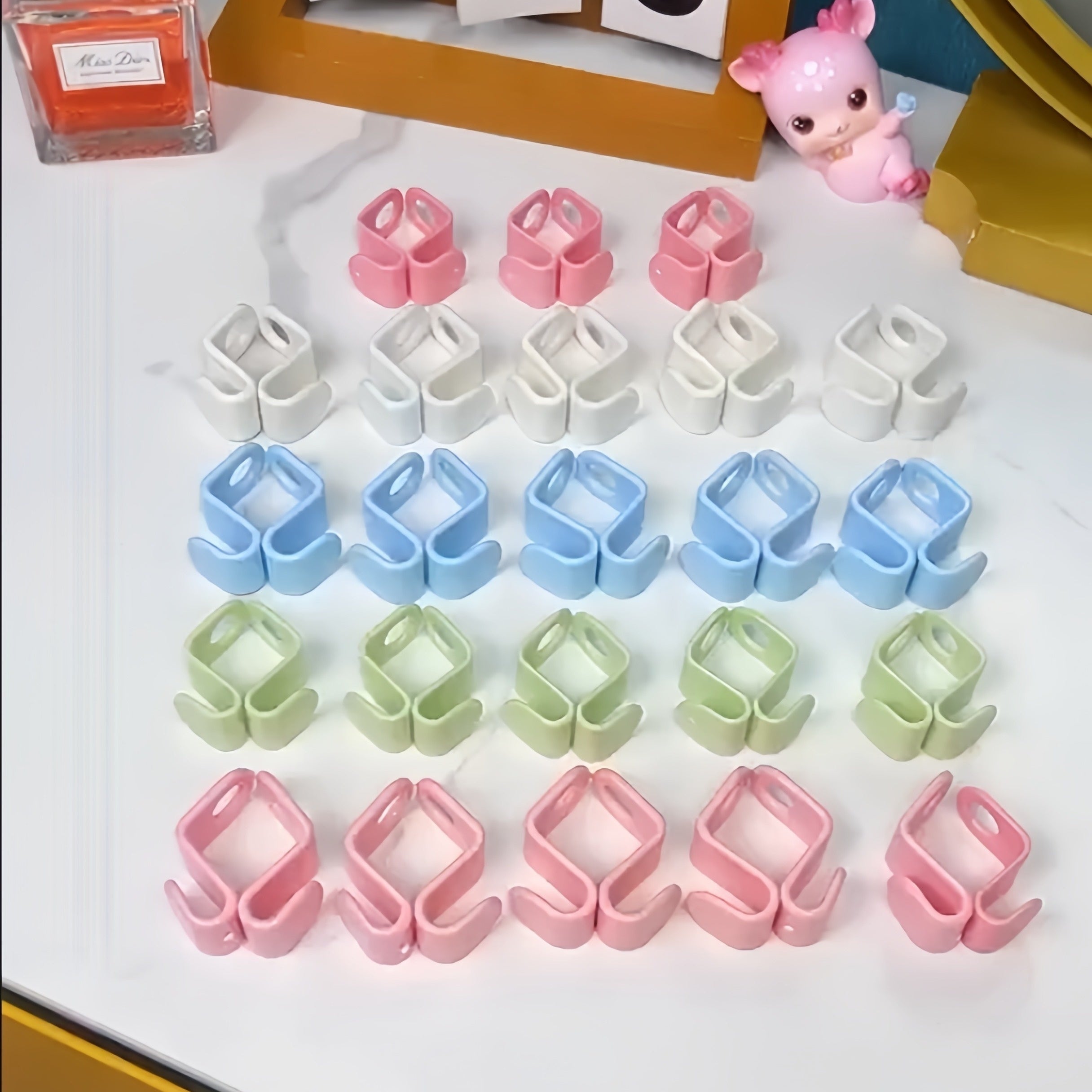 50 dona o'z-o'zidan yopiladigan plastmassa devor qoqichlari, turli ranglarda shkaf saqlash uchun