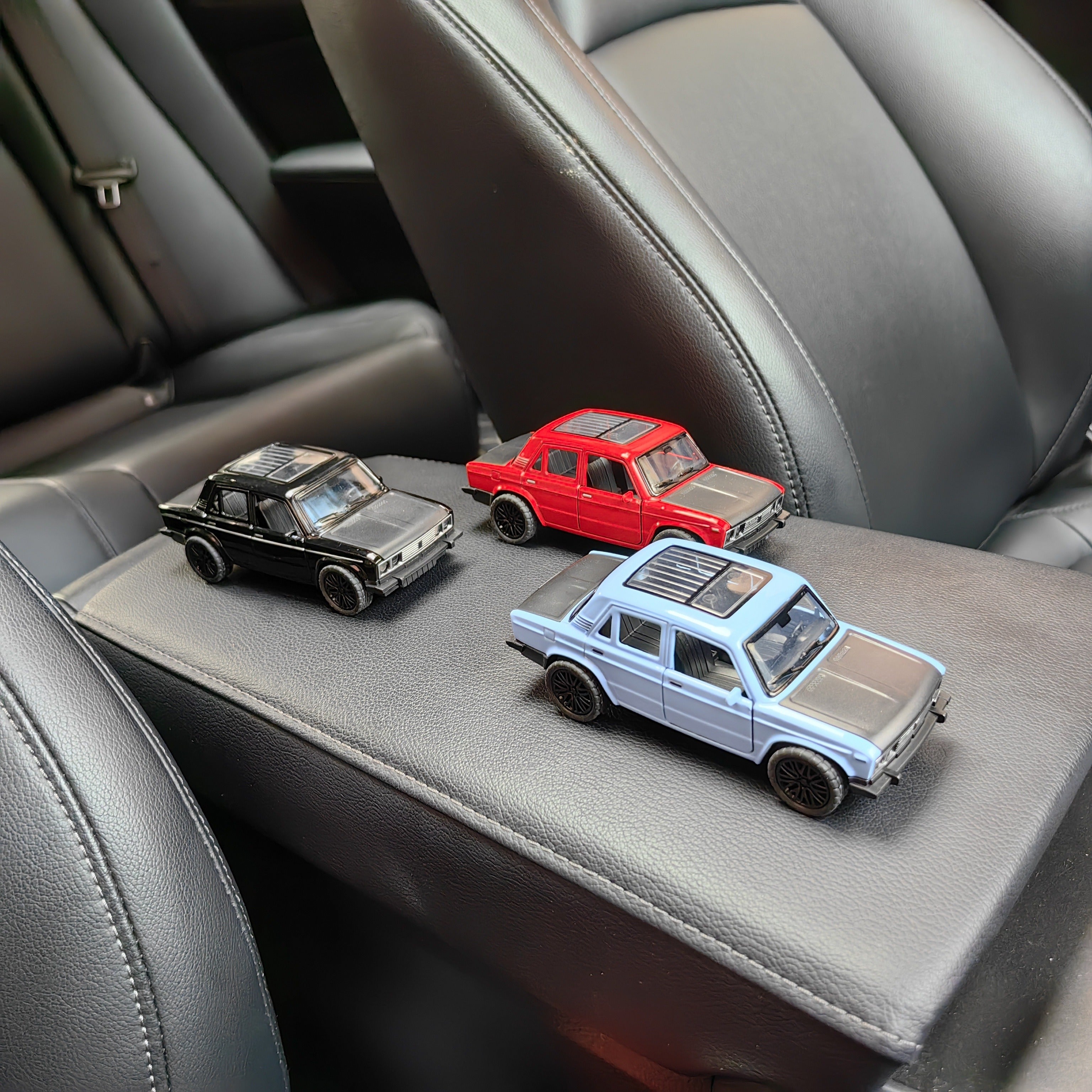 Dekoratsiya yoki sovg‘a uchun uchta ochiq eshikli 1/36 o‘lchamdagi retro sedan alloy avtomobil modeli