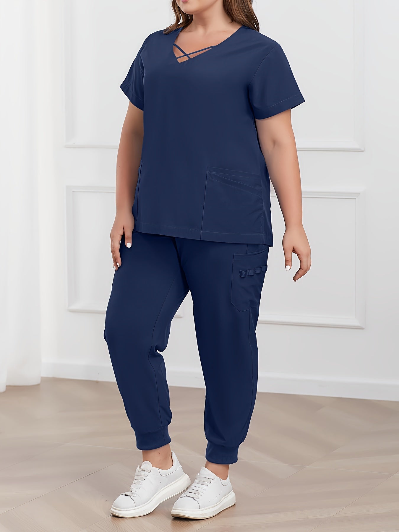 Katta o'lchamdagi bir rangli skrab to'plami, V shaklidagi qisqa yengli ko'ylak va shimlar, Ayollar uchun katta o'lchamdagi kiyimlar.