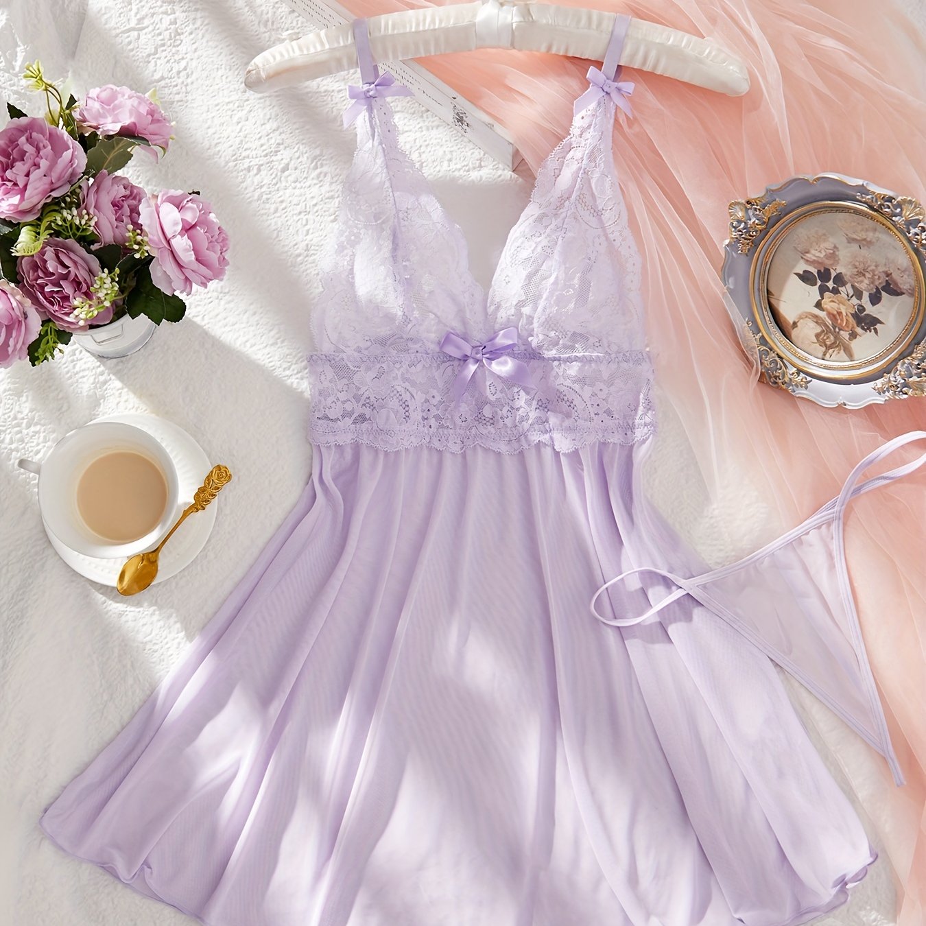 Пурпурное кружевное платье-бэбидол с подходящими стрингами.