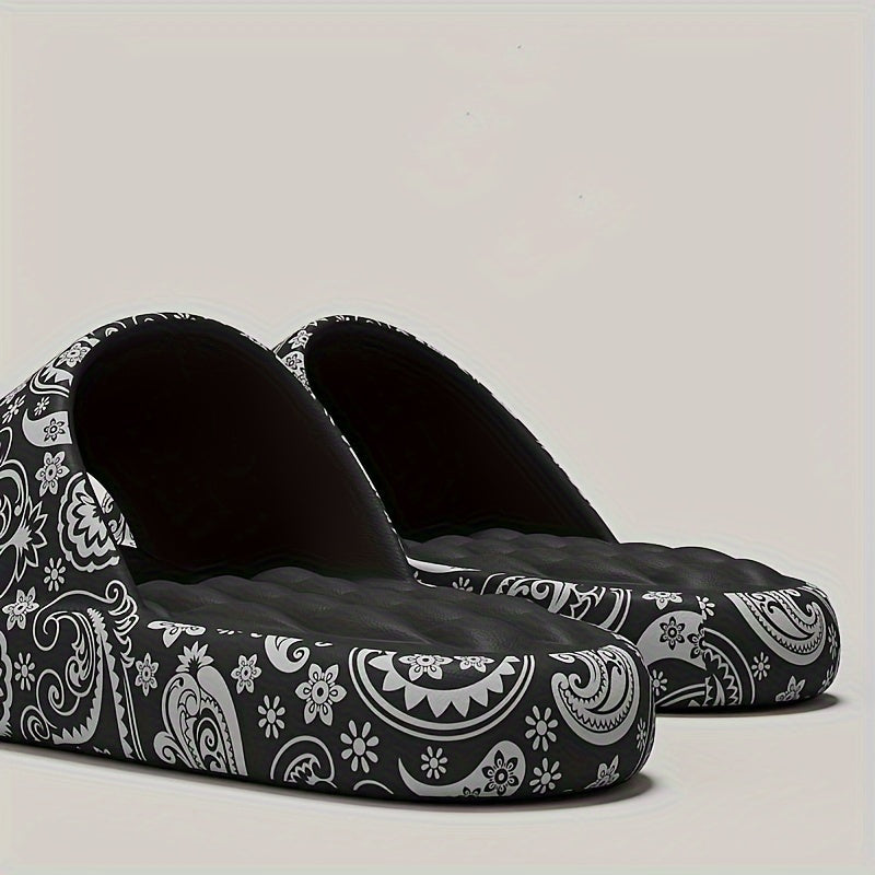 Bu katta o'lchamdagi erkaklar yozgi sandallari, ichki va tashqi joylarda kiyish uchun mo'ljallangan, qalin, sirpanmaydigan taglikka ega va multfilm dizaynlari bilan bezatilgan.