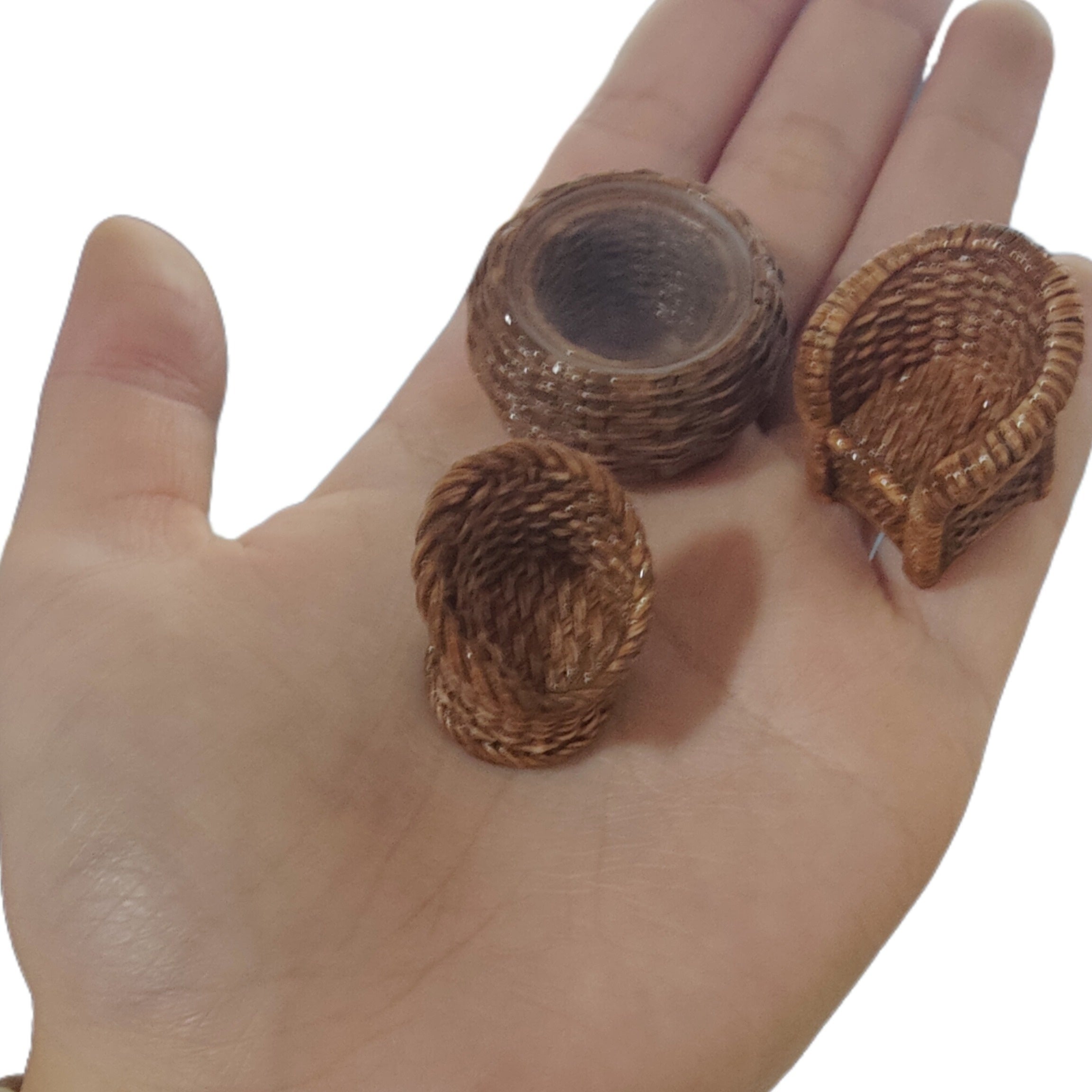 Коллекция небольшой бамбуковой мебели и смоляных фигурок для домашнего декора, включая крошечный бамбуковый стул, веялку, рыболовную корзину и бамбуковый горшок.