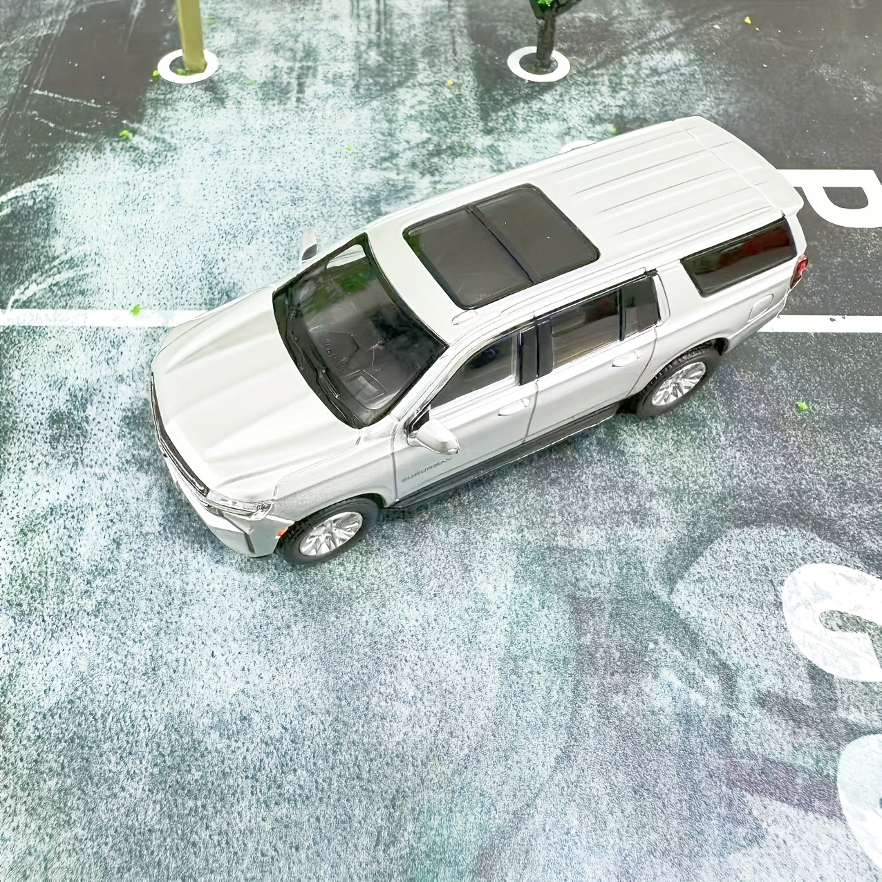 Coche de juguete para niños, modelo de aleación para Chevrolet Suburban SUV, clásico, de fundición a presión, coleccionable