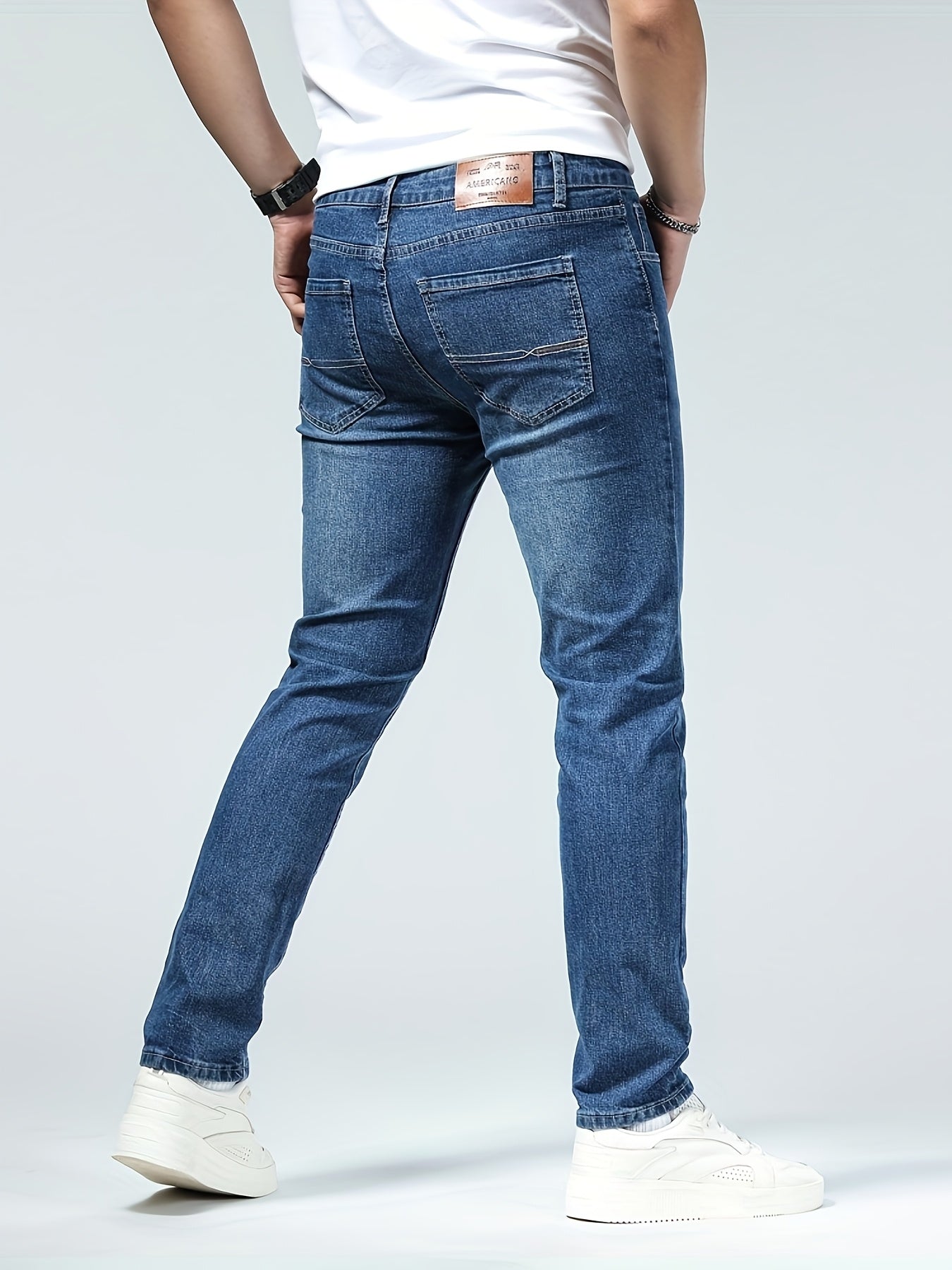 Oqshom ish uslubiga mos keladigan, tor to'g'ri kesim va yuqori sifatli matodan tayyorlangan hashamatli erkaklar uchun tasodifiy jinsilar.