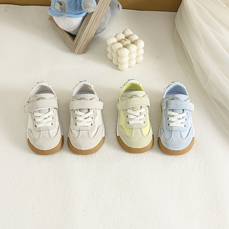 Bolalar uchun yumshoq taglikka ega, mustahkam dizayn, oson yopishqoq tasma, nafas oladigan astar, barcha mavsumlar uchun mukammal. Kichik bolalar uchun tasodifiy yurish uchun ideal.