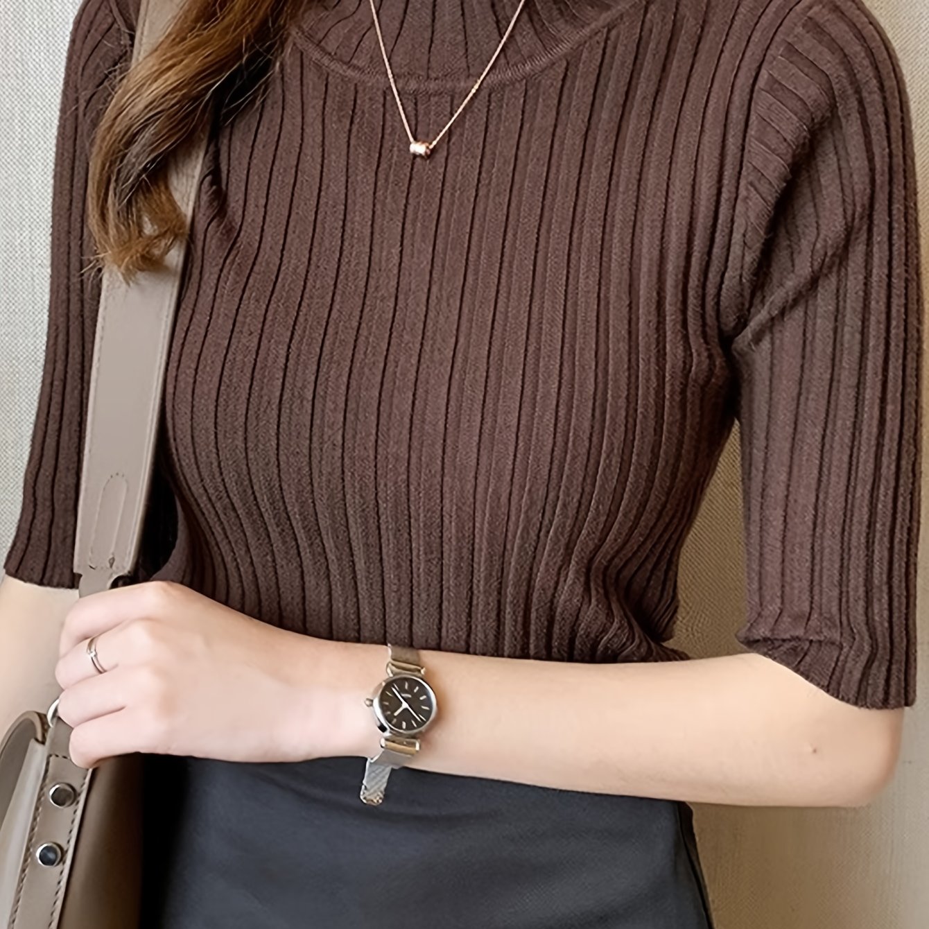 Camiseta de poliéster de punto de canalé con dobladillo plisado, cuello redondo, manga corta, ajuste ajustado