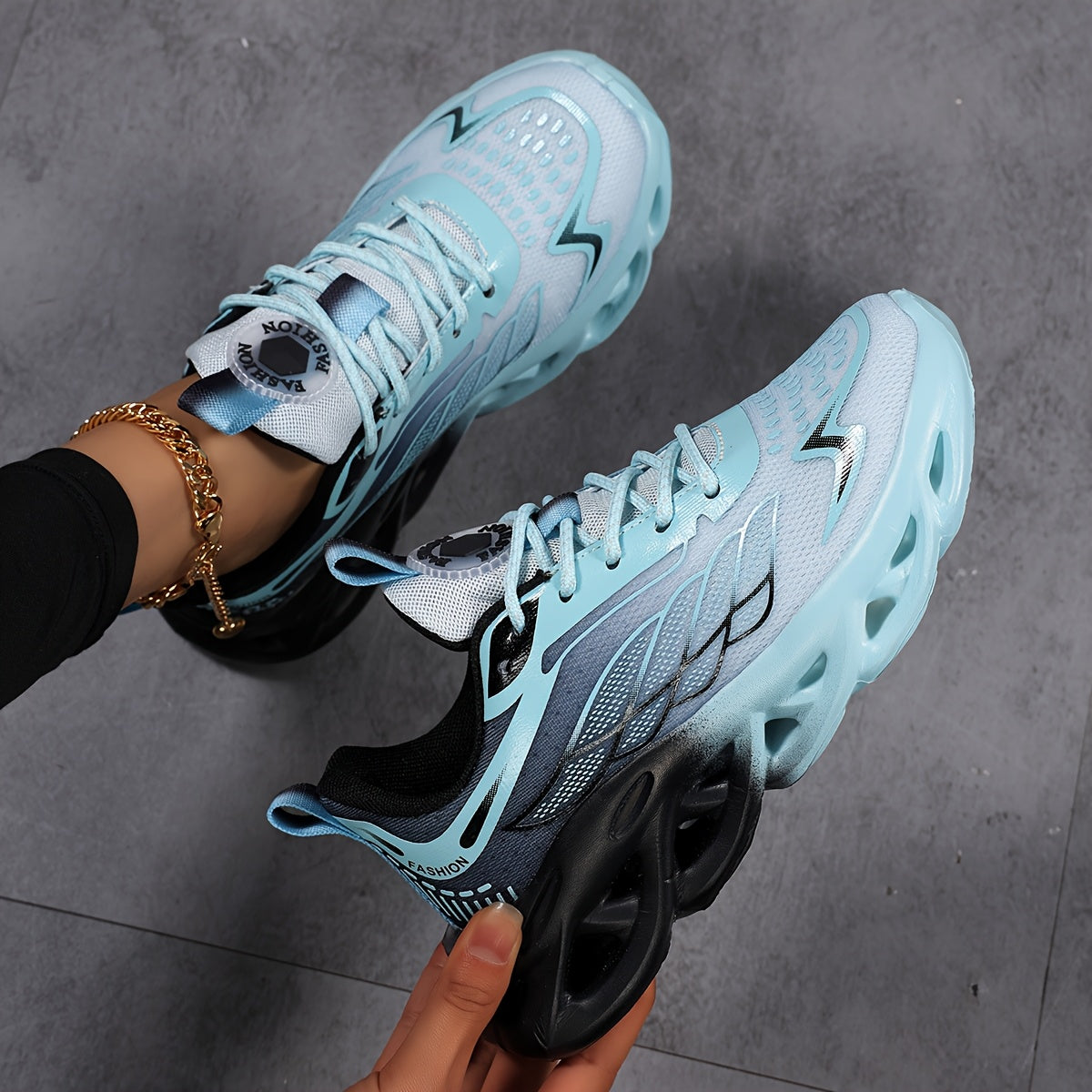 Women's Breathable Mesh Running Shoes Lightweight Low-Top Sneakers Black and White