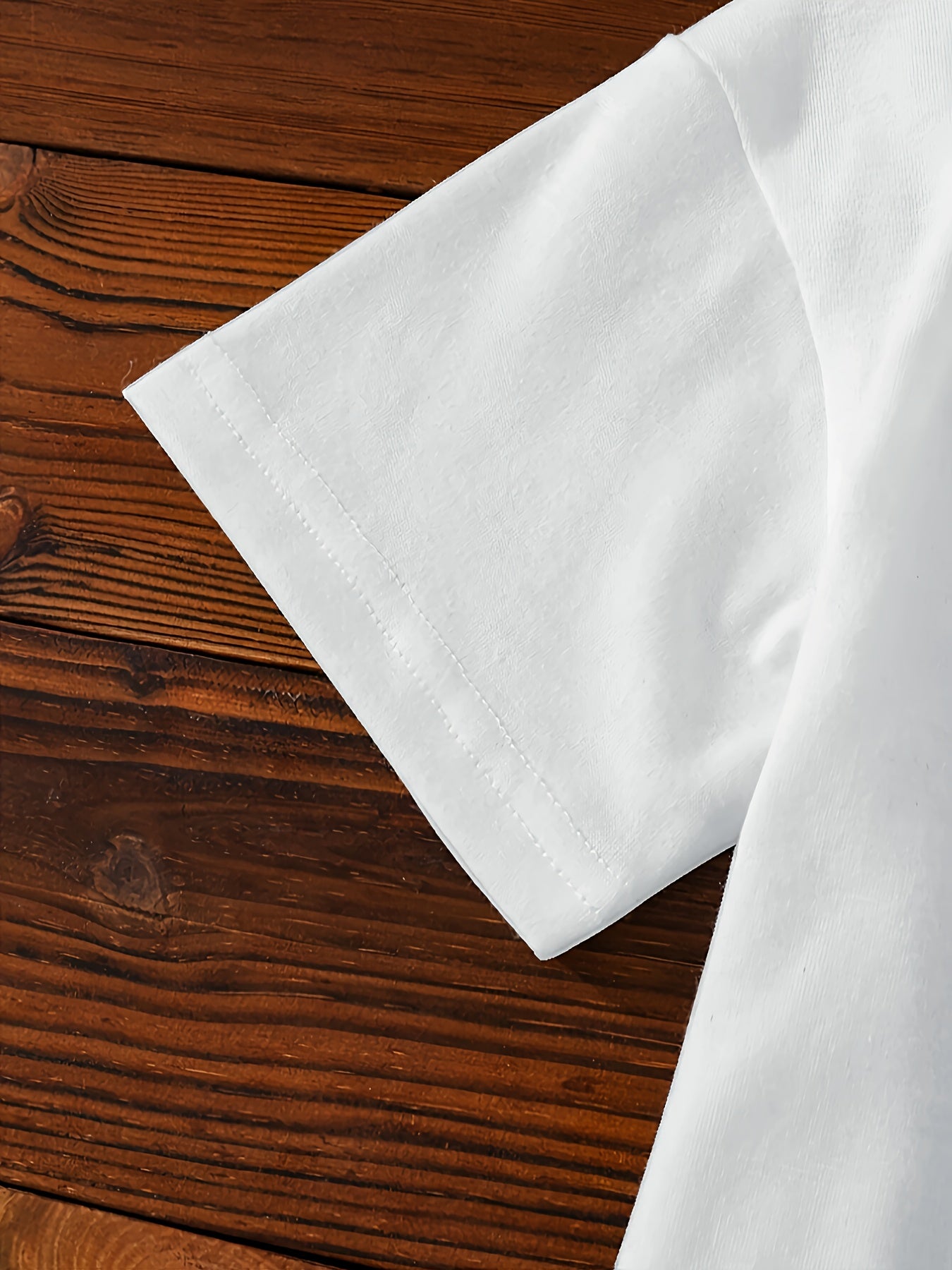 Yozgi kiyim uchun ideal bo'lgan, sut choyi donut yulduz naqshiga ega oq qisqa yengli bluzka.