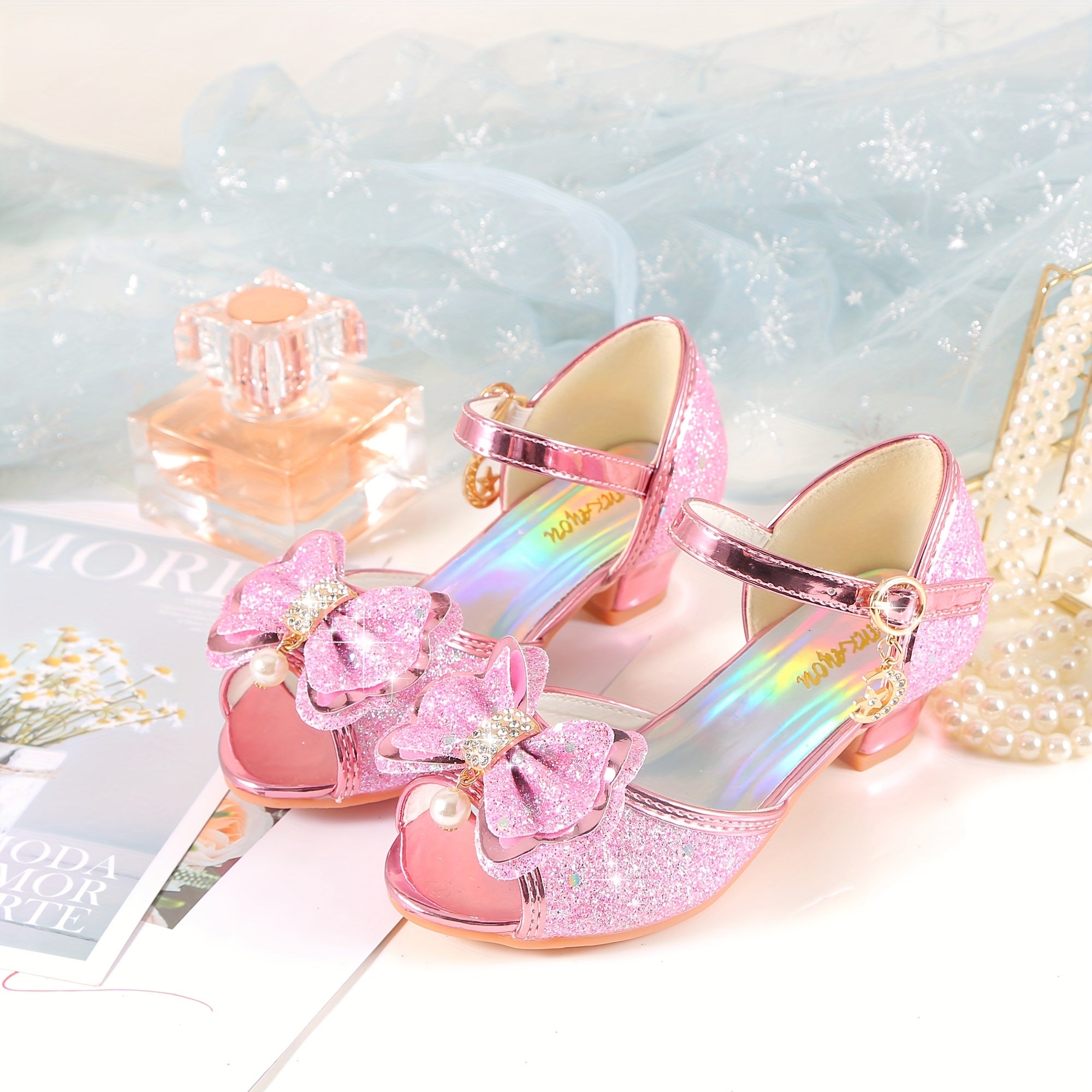 Qizlar uchun prinsessa sandallari, porloq kamalak dizayni, binafsha kristal to'pi, bilak tasmasi, kauchuk taglik, partiyalar va norasmiy kiyimlar uchun ideal. Mustahkam qistirma yopilishi.