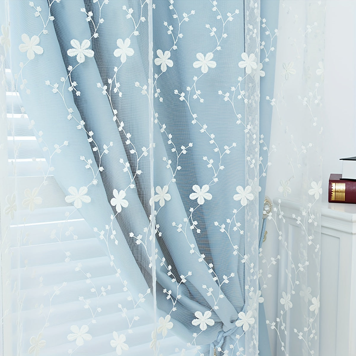 Nozik Oq Shaffof Pardalar, Kichik Romantik Gul Tikişlari Bilan, Yashash Xonasi, Yotoqxona, Ofis yoki Uy Bezash Uchun Mukammal. Oson O'rnatish Uchun Rod Pocket Bilan Keltiriladi.