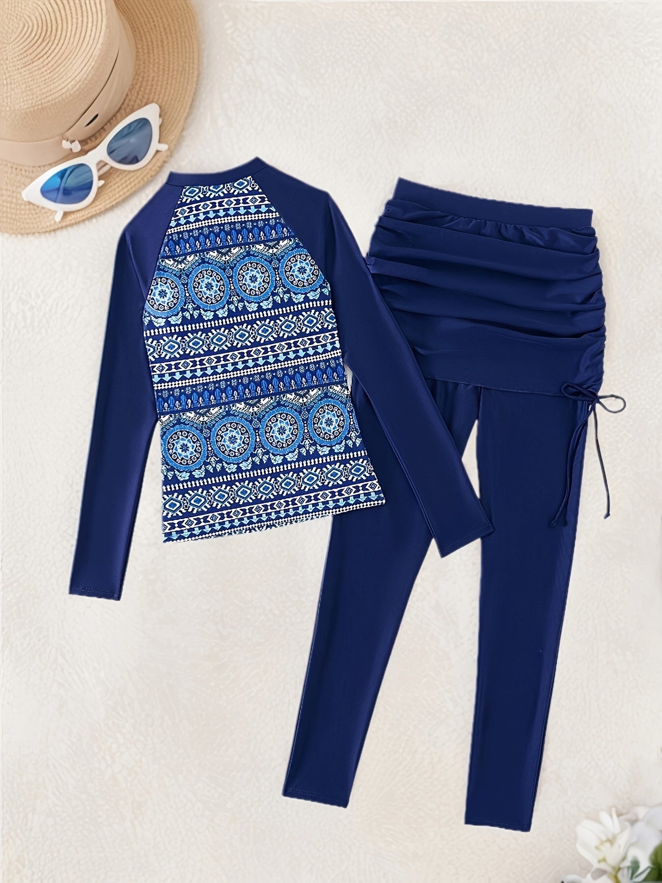 Женский купальник с высоким воротником, молнией и этническим принтом, включает длинные брюки. Купальная одежда и одежда.