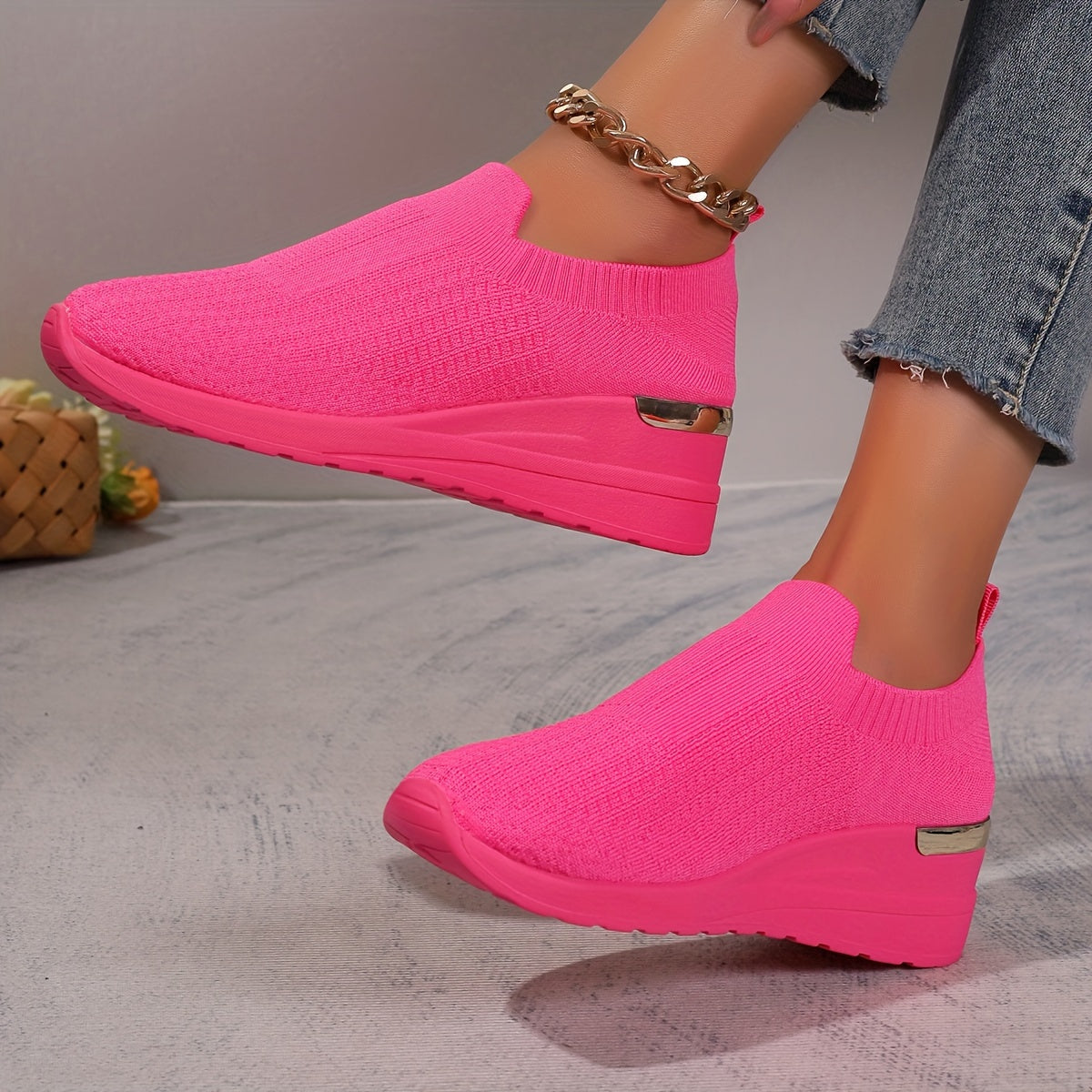 ayollarga mo'ljallangan nafas oladigan tikilgan sport poyabzali, kundalik va tashqi foydalanish uchun slip-on poyabzal