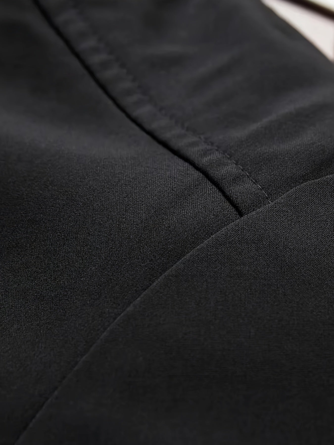 Erkaklar uchun polyester sport jakketi, mandarin yelka va zip yopilishi bilan. Bir rangli, cho'zilmaydigan mato, oddiy kesim. Yugurish va piyoda yurish kabi norasmiy ochiq havoda faoliyatlar uchun mos. 100%