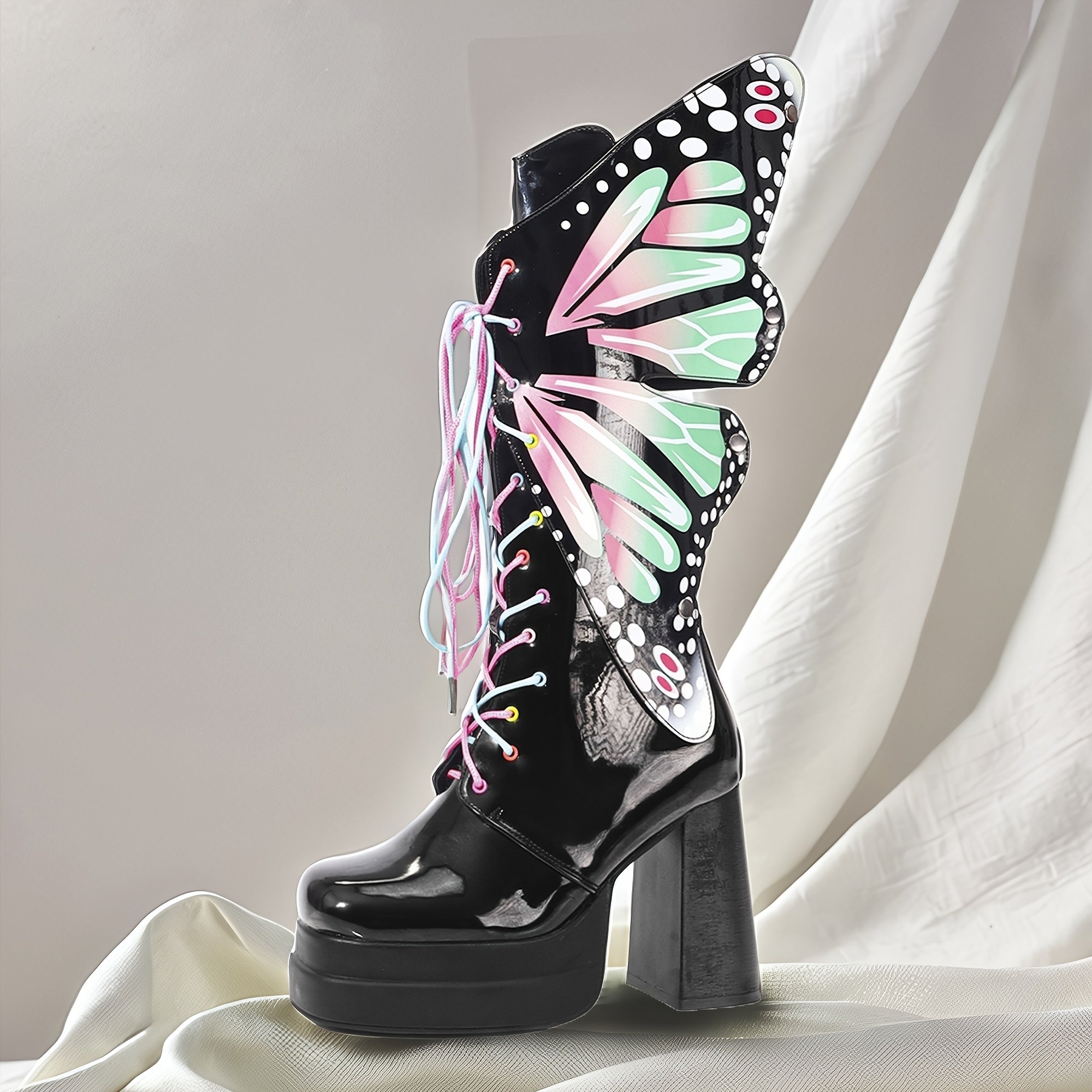 Ayollar uchun qalin platforma botinkalari, yaltiroq qora, gul naqshli, sirg‘alishga qarshi rezina